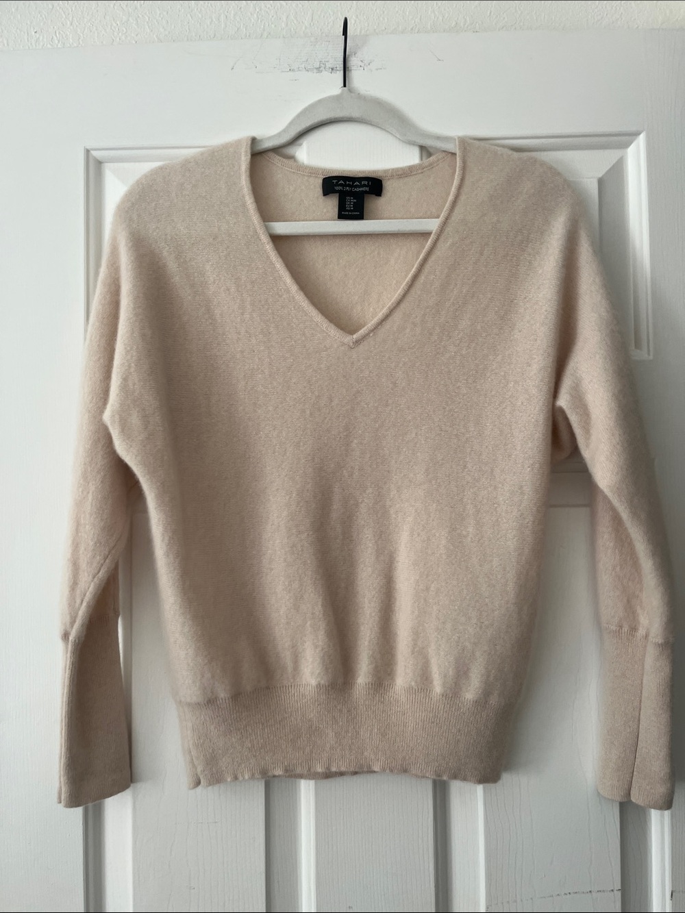 Tahari V-Neck 100% 2-PLY Cashmere-Sweater in Light Taupe